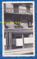 Photo Ancienne Snapshot - MONTREUIL Sous BOIS - Magasin Rue De Lagny - 1934 - Portrait De Famille Au Balcon - Maison - Orte