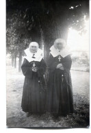Carte Photo De Deux Femmes élégante ( Des None ) Posant Dans Un Village Vers 1910 - Anonyme Personen