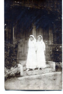 Carte Photo De Deux Femmes élégante ( Des Infirmières ) Posant Devant Leurs Maison - Anonyme Personen