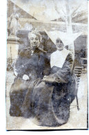 Carte Photo De Deux Femmes élégante ( Dont Une Soeur A Cornette ) Posant Dans Un Jardin Vers 1910 - Anonyme Personen
