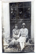 Carte Photo De Deux Femmes élégante Assise Sur Les Marche De Leurs Maison Vers 1920 - Anonyme Personen