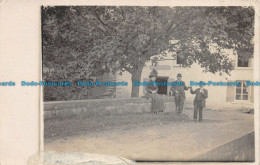 R159810 Old Postcard. Two Men And Wo0man - Monde