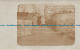 R159814 Old Postcard. Women And Men On The Stairs - Monde