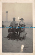 R159815 Old Postcard. Women And Men Company Near The Sea - Monde