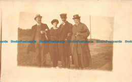 R159817 Old Postcard. Women And Men On The Road - Monde