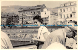 R159820 Old Postcard. Woman On The Walking Bridge - Monde