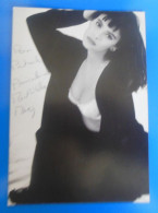 AUTOGRAPHE DE MATHIDA MAY SUR CARTE - Actors & Comedians