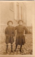Carte Photo De Deux Jeune Garcon  Posant Dans La Cour De Leurs Maison - Anonyme Personen