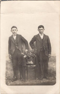 Carte Photo De Deux Jeune Garcon élégant Posant Dans La Cour De Leurs Maison - Anonyme Personen
