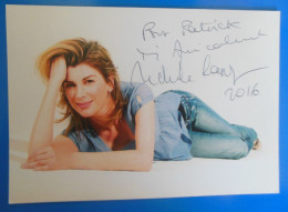 AUTOGRAPHE DE MICHELE LAROQUE SUR CARTE - Actores Y Comediantes 