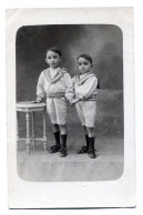 Carte Photo De Deux Petit Garcon élégant Posant Dans Un Studio Photo Vers 1920 - Anonyme Personen