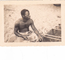 PHOTO ,,,,1955,,,,, COTE D'  IVOIRE  ,,,UN  MONSIEUR  TRANQUILLE ,,,TBE ,,,10,5 X 7, 5  Cm - Afrique