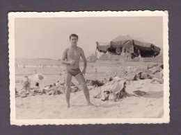 Photo Originale Vintage Snapshot  Jeune Homme Torse Nu Maillot De Bain Parasol Plage 3963 - Non Classificati
