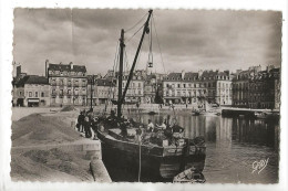 Vannes (56) : GP D'un Bateau De Pêche Dans Le Port Et Vue Sur La Place Gambetta En 1950 (animé) PF. - Vannes