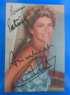 AUTOGRAPHE DE CORINNE TOUZET SUR CARTE - Acteurs & Toneelspelers