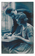 CPA écrite En 1924 - Jeune Femme écrivant à Son Pupitre Et Homme Penché Sur Elle - Bleuet 329 - - Couples