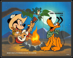 80256 Mi N°273 Gambia Gambie Mickey Mouse And Pluto Singing Around The Campfire Disney Toys Disney Bloc Neuf ** MNH 1996 - Gambia (1965-...)