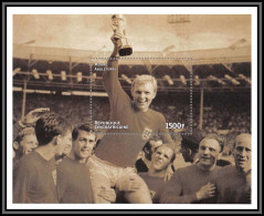 81258 Centrafricaine Y&t N°151 Bobby Moore Angleterre England 1998 ** MNH Football Soccer - Berühmte Teams