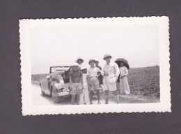 Photo Originale Vintage Snapshot Indochine Colons Francais Et Indigenes  Voiture Renault Vivasport Cabriolet - Automobile