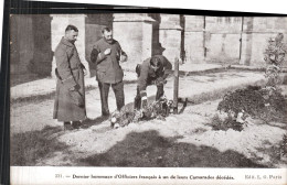 Dernier Hommage D(Officiers Français à Un De Leurs Camarades Décédés - Cimiteri Militari