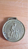 Médaille Cyclisme Vélo Geneviève Gambillon Concours éditions Scolaires Magnard 3 Cm Diamètre - Other & Unclassified