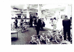 Cpm Reproduction - Salon Du Cycle à PARIS / STAND JEUNET - Vélo Bicyclette - NEIMAN VELOX Jacques ANQUETIL - Cyclisme