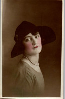 CP Carte Photo D'époque Photographie Vintage Femme Mode Chapeau Coloriée - Unclassified