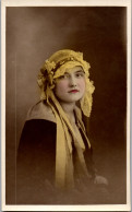 CP Carte Photo D'époque Photographie Vintage Femme Mode Chapeau Coloriée - Unclassified