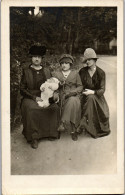 CP Carte Photo D'époque Photographie Vintage Femme Mode Chapeau Trio Amies  - Non Classés