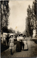 CP Carte Photo D'époque Photographie Vintage Femme Mode Groupe Route  - Unclassified