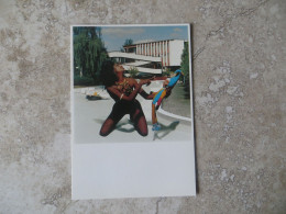 CPM Photographe INEZ VAN LAMSWEERDE 1991 - ANNEMARIE Pin Up Mulâtre Avec Pantin - Fotografie