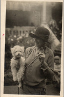 CP Carte Photo D'époque Photographie Vintage Femme Chien élégance Mode - Unclassified