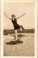 CP Carte Photo D'époque Photographie Vintage Jeune Jolie Femme Danse Plage  - Zonder Classificatie