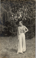 CP Carte Photo D'époque Photographie Vintage Jeune Jolie Femme Mode Pantalon - Unclassified