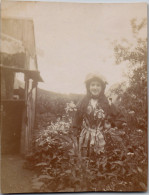 Photographie Photo Vintage Snapshot Amateur Jeune Femme Fleurs Jardin  - Anonymous Persons