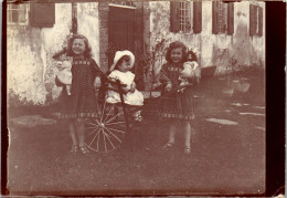 Photographie Photo Vintage Snapshot Amateur Groupe Enfant Jouet Poupée Attelage  - Anonymous Persons