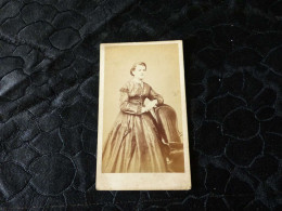 P-786, Photo CDV , Jeune Femme En Jolie Robe - Ancianas (antes De 1900)