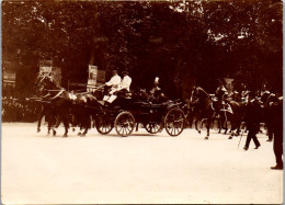 Photographie Photo Vintage Snapshot Amateur Attelage Cocher Cavalier Défilé  - Trains