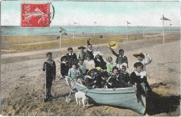 CPA - Une Joyeuse Embarquée - Enfants Dans Une Barque Sur Le Sable - Sonstige & Ohne Zuordnung