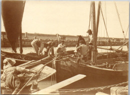 Photographie Photo Vintage Snapshot Amateur Bateau Pêche Pêcheur - Beroepen
