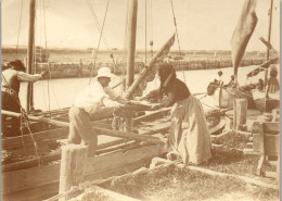 Photographie Photo Vintage Snapshot Amateur Bateau Pêche Pêcheur  - Professions