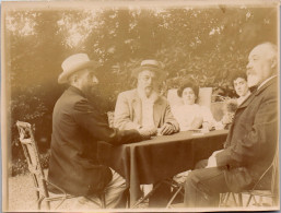 Photographie Photo Vintage Snapshot Amateur Mode Groupe Table Jardin  - Anonymous Persons
