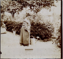 Photographie Photo Vintage Snapshot Amateur Jeune Femme Jardin Rateau Mode - Sonstige & Ohne Zuordnung