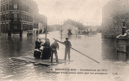 C P A  -  94 -     CHOISI LE ROI -   Inondations  Sauvetage D'une  Jeune Mére - Choisy Le Roi