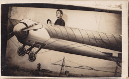 PHOTO DU JEUNE   LEON    AU VOLANT D'UN AVION  FANTAISISTE,,,, - Aviation