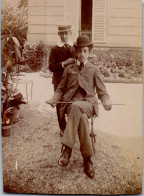 Photographie Photo Vintage Snapshot Amateur Jeune Homme Canne Chapeau Mode Amis  - Autres & Non Classés