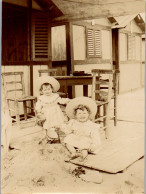 Photographie Photo Vintage Snapshot Amateur Enfant Mode Chapeau Seau Jouet  - Personnes Anonymes