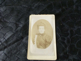 P-793,  CDV , Femme Au Chignon Et En Robe élégante - Oud (voor 1900)