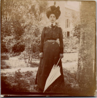 Photographie Photo Vintage Snapshot Amateur Jeune Femme Mode Chapeau Ombrelle - Andere & Zonder Classificatie