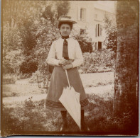 Photographie Photo Vintage Snapshot Amateur Jeune Femme Mode Chapeau Ombrelle - Other & Unclassified